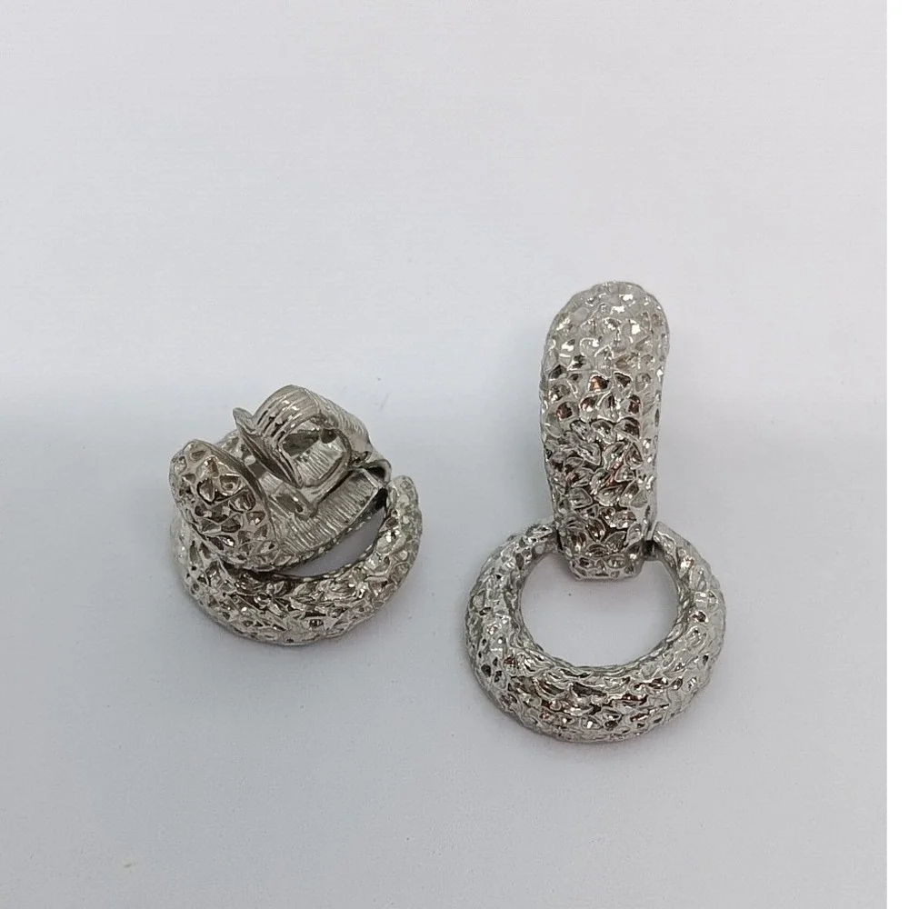 Sarah Coventry Silver Tone Textured Hoop Dangling Clip On Earrings Vintage Style